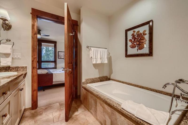 Luxury 4 Bedroom Ski In, Ski Out Mountain Vacation Rental Just Steps From The Snowflake Ski Lift In Breckenridge Exterior foto